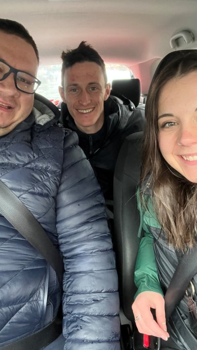 Lani v Planici sem doživela prav poseben, a hkrati zelo preprost trenutek. S prijateljem sva se po koncu dogajanja odpravila z avtom z zgornjega parkirišča proti dolini. Med vožnjo sva ob cesti opazila nekoga, ki je štopal, vendar sprva nisva bila pozorna, kdo je. Peljala sva naprej, nato pa sem v vzvratnem ogledalu še enkrat pogledala in dojela, da ob cesti stoji Peter Prevc s svojim sinčkom. Prijatelju sem zakričala: ustavi, pelji nazaj! Zapeljala sva približno 300 metrov v rikverc in ju pobrala. Tako sva povsem nepričakovano iz Planice peljala našega šampiona :) . Glede na vreme lani v Planici, je bilo moje prvo vprašanje njemu: ''Ej, a vas nč ne moti k vam dež med skokom na očala pada?''. On pa je rekel: ''Saj ne rabiš prav kaj dosti videt!''. Haha. :) Kratek, prijeten in čisto spontano nastal spomin, ki bo zame vedno povezan s Planico. :)