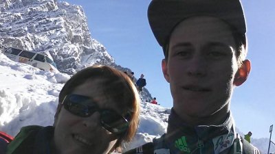 Tole slikco je posnel Peter Prevc. Kar nekaj časa sem čakala, da bi se slikala s Petrom. Ko je prišel mimo,sem ga kar pobarala,če se lahko slikava.Se postavi Peter zraven mene in pravi, no daj,naredi selfi,jaz pa pojma nisem imela kaj je selfi. Vzame moj mobi,se smejiva oba in tako je nastala res lepa slikca