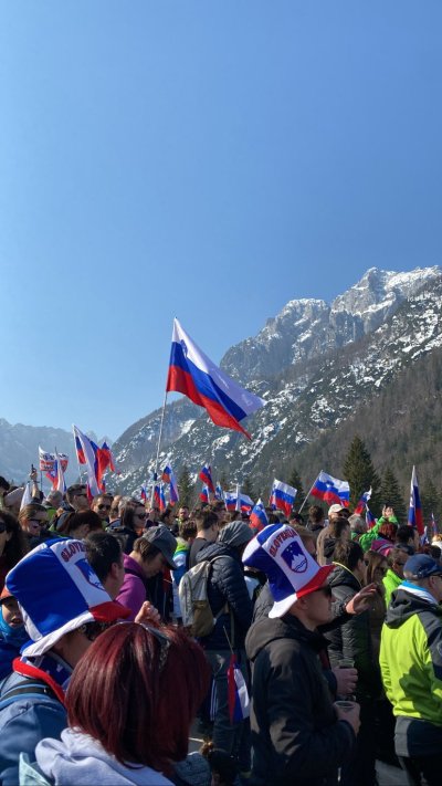 Prvič v živo šla gledati 2019. In bilo je čisto nekaj drugačnega, kot preko televizije. Vzdušje in energija navijačev je enkratna. Videti skoke sploh na letalnici je enkretno. Letos bo še bolj posebno saj v soboto prvič ženska posamična tekma. Vse odlično označeno in organizirano. Kdor še ni bil v Planici naj gre enkrat in bo hotel iti ponovno.  