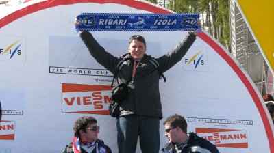 Planica ni samo tekmovanje, je praznik navijačev. Leta 2009 sem po tekmi stopil na zmagovalne stopničke s šalom Izole in za trenutek se počutil kot pravi zmagovalec. Planica je kraj, kjer tudi navijači doživimo svoje zmagovalne trenutke.