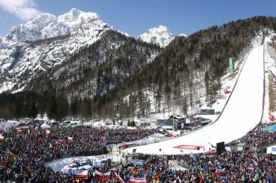 Moj edini spomin na Planico je ko smo z ženo in takrat 4letno hčerko bili na izletu v Bovcu, ter se preko vršiča spustili v Kranjsko Goro, po posedanju ob jezeru Jasno smo se odpravili na ogled našo 