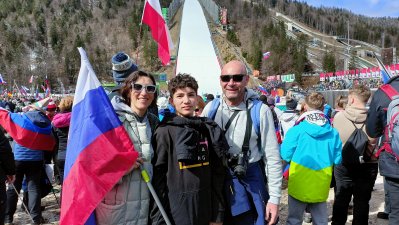 Nepozabni trenutki na poletih v Planici 2024, zmaga, ponos, veselje, ganjenost in solze sreče v najboljši družbi družinskih članov.