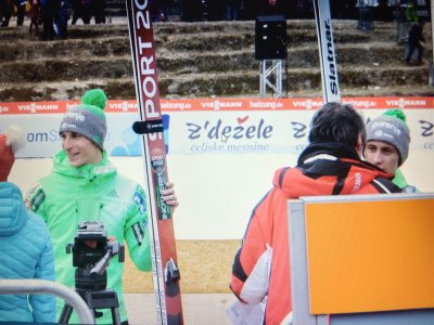 Prvič sem šla v Planico leta 2017 z mojim bratom in očetom. Z bratom sva lahko manjkala tisti dan pri pouku, kar mi je bilo se v večje veselje. Spomnim se kako smo se zgodaj zjutraj vsi še malo zaspani usedli v avto in se odpeljali proti Planici. Po dolgi vožnji smo iskali parkirišče, ki je bilo že v večini zasedeno. Ker doma nismo imeli zastave smo jo kupili kar tam. Nato pa smo odšli na stojišča in čakali, da se začnejo treningi. Navijali smo tako močno, da je čudno, da nismo izgubili glasu. Zunaj je bilo zelo mrzlo in vse je zelo zeblo vse dokler ni posijal sonček. Spomnim se tudi, da sem imela s seboj malo knjigico v katero sem želela, da se mi podpiše Peter Prevc. Ko sem ga zagledala sem začela atita vleči za rokav ati glej Peter sem mu govorila rekel mi je naj ga grem pozdravit in ga prosit za podpis pa si nisem upala do njega zato do tega podpisa nisem prišla nikoli. V spominu mi ke ostala tudi glasba, ki se je ves čas predvajala v ozadju in zelo glasno navijanje za naše skakalce. 