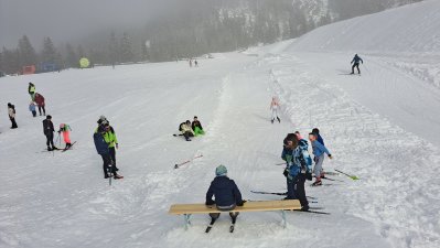 Naši Otroci že pogumno probavajo kako je biti skakalec.Lepo se jim je zdelo ko so videli trenerja roberta hrgota.
