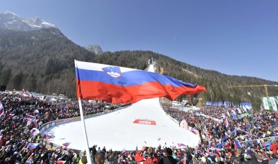 Spominjam se moje zadnje planice, ko sem bil star 18 let. Navijaški duh + druženje nepozabno. Ampak spomini ostajajo in tudi par predmetov katere smo prinesli iz planice. Zaradi nepozabnega druženja ob navijanju za domače orle smo se spoprijateljil z Švicarsko družino katera nam je dala njihovo zastavo mi pa njim slovensko. Tako da slovenski duh in spomini so še danes prisotni tako pri meni kot v švici. Juuhuu in gremo naši. P.s takrat se ni bilo toliko telefonov tako da slik nimam ostajajo le lepi spomini .. katere upam da če zadanem nagrado ubodim.