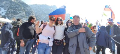 Odkar je organiziran vlak na skakalni dogodek v Planici, se skupaj s starši  in drugimi, ki se nam vsako leto pridružijo, v Planico vozimo z vlakom.  Navsezgodaj od doma, pred deveto smo v Planici. Vzdušje je vedno čudovito, ne glede na vreme, ali trenutne rezultate.  Slovenske zastave obvezne, da vzpodbujamo vse naše skakalce. Čudovito, ko zavrtijo večno Planica, Planica, še pridemo nazaj.. vsi pojemo zraven. Tudi letos gremo in že komaj čakamo.  Fly SloSki Team, komaj čakamo, da navijamo za vas!