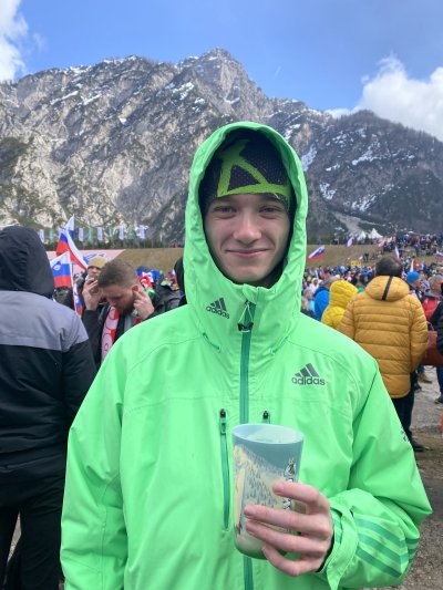 Moj fant je zeloo velik navdušenec Planice in to je bilo prvo leto, ko sva uspela iti na skoke, bilo je leto 2023. Bila sva ful navdušana, kar se vidi tudi na tej sliki, potem pa sva izvedela, da je del tekme zaradi premočnega vetra odpovedan. Še vedno sva zelo uživala ter se vrnila nazaj naslednji dan za skoke! Od takrat naprej sva se vsako leto vračala in upam, da se tudi letos to ponovi in da spet vidiva slovenske orle leteti.