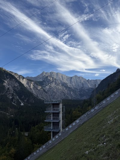 Poleti, peš na vrh planice in nazaj