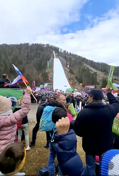 Piše se leto 2025. Domen Prevc postavi svetovni rekord v najdaljšem poletu na svetu. Rekord je spet v Planici. Tekmo spremljam z družino in prijatelji. Najmlajši navijači so stari 5 let!