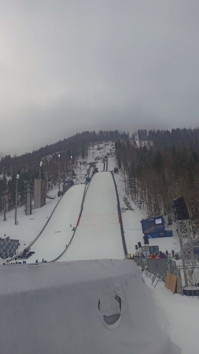 Meglena Planica, vendar vesela Planica! Letos naj bo sončen dan, z Domnom Prevcem nasmejan.