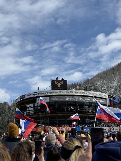 Ta dan v Planici mi bo za vedno ostal v spominu. Med množico navijačev, slovenskimi zastavami in glasbo sem začutila ponos in hkrati malo žalosti ob slovesu velikega športnika. Skupaj smo ustvarili nepozaben trenutek, ko smo se zahvalili Petru Prevcu za vse njegove polete in zmage. Bil je dan, ko je bila v Planici združena cela Slovenija. ✨