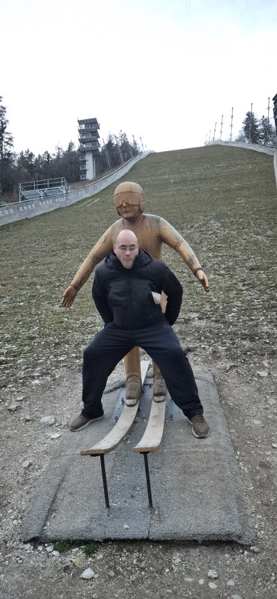 Lansko leto ogled Domnovega spomenika. Najlepša je bila Planica, ko sem bil še otrok in smo z veliki očmi gledal te norce.