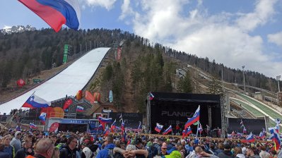 Praznik kot se šika. Letos bom že petič po vrsti v Planici. Letos kar tri dni. Nepozabno. 