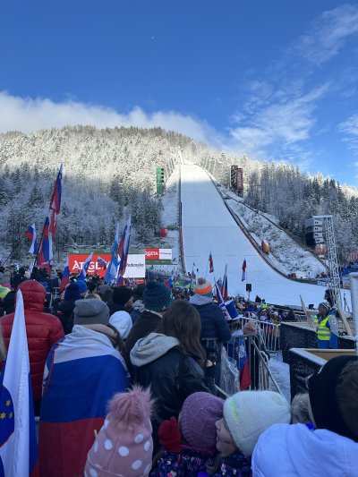 Najlepši pogled na Planiško velikanko v soju slovenskih zastav in soncu. Vedno znova, ko gremo v Planico, me navduši, kako nas skoki združujejo. Fenomenalni občutki.