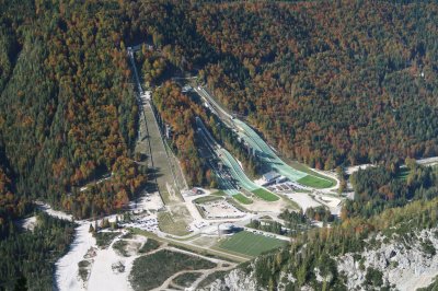 Z velikanke je pogled navzdol grozljiv...kam se spuščajo s smučmi...s Ciprnika pa prav lep!