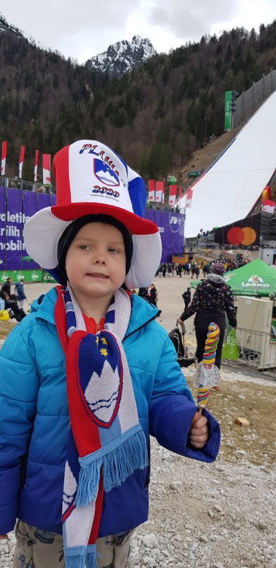 Dobro vzdušje lepi,dolgi poleti....Planica je res kraljica