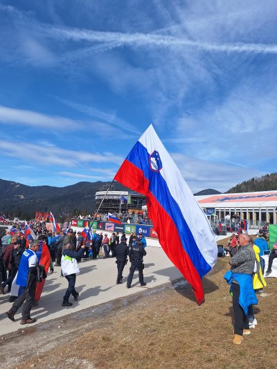 Pozdravljeni,obisk Planice v času poletov je najina tradicija že več kot 20 let. S partnerjem redno hodiva vsak petek, zadnji 2 leti pa kar za cel vikend z avtodomom. Smučarski skoki in sploh poleti so najin najljubši šport zato bi bila zelo vesela nagrade, če bi jo dobila.Hvala in lep danNataša in Rajko