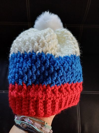 Nimamo še spomina na Planico,ker bi se radi letos prvič udeležili. Obisk načrtujemo jaz,mož,triletni sin in enajstletni sin. Smo pa se že pripravili na ta dogodek,saj nam je starejša hči zakvačkala kape v barvah Slovenije.In ja, že komaj čakamo,da to doživimo prvič.