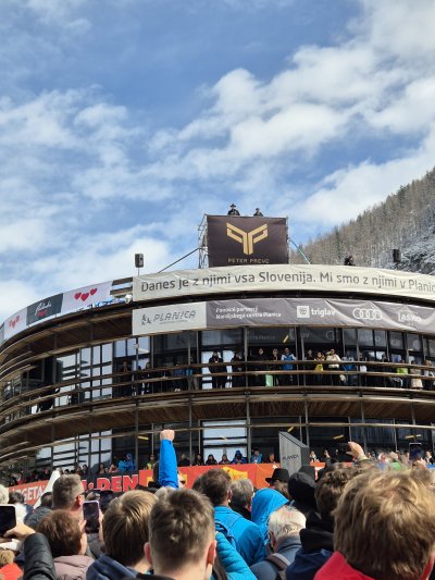 Poslovilna tekma Petra Prevca z nastopom Siddharte. Še danes se mi orosijo oči in gredo kocine pokonci. Ponosno predajava tradicijo obiskovanja Planice tudi otrokoma, ki že sprašujeta: 