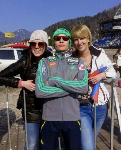 Nor teden marca 2016 v Planici, nepozabni spomini s prijatelji in neverjeten zakjuček sezone za Petra Prevca. Danes, 10 let kasneje se je v mojem zivljenju marsikaj spremenilo, še vedno pa vsak vikend spremljam naše, zdaj v spremstvu svojega sinčka. Prav z njim bi šla na tekmo, ker si močno želi v živo videti Timija Zajca in Domna Prevca.