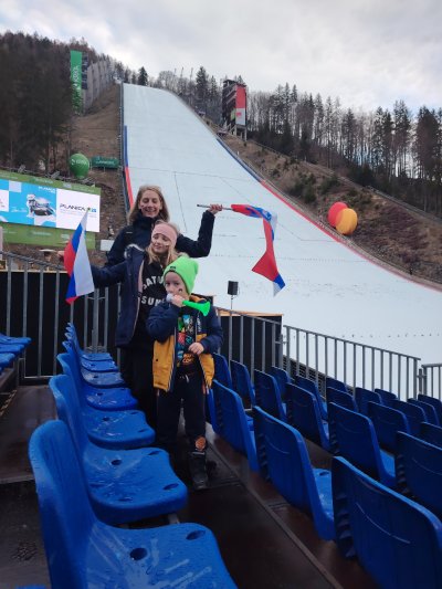 Nas tradicionalni vsakoletni oddih v Planici. Kot druzina smo skupaj, v casu skokov navijamo, se smejimo, pojemo, vriskamo in pozabimo na vsakodnevne skrbi. 
