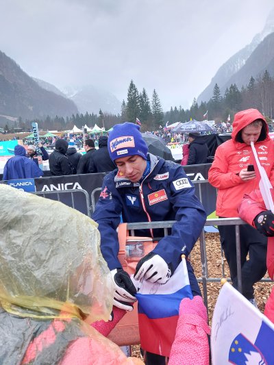 Najlepše je, ko gremo z dolžino skupaj v Planico in navijamo za nase skakalce.  Res je lepo in vsako leto komaj čakamo marec 