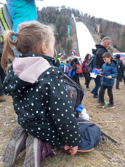 Z vnukinjo v Planici.