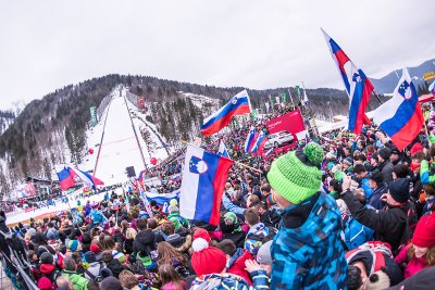 Spominjam se kako me je oče kot mladega fanta peljal ne tekmo v Planico. Bilo je prečudovito, prava zimska pravljica. Gužva pa taka, da me je oče dvignil na rame, da sem sploh lahko kaj videl.