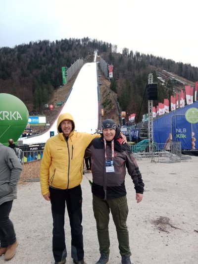 Moj spomin na Planico ,nekaj najlepšega v življenju kar se ti lahko naredi.Biti z mlajšim bratom in gledati postavljanje svetovnega rekorda Domna Prevca.NEPRECENLJIVO ZA VSE OSTALO OBSTAJA MASTERCARD 