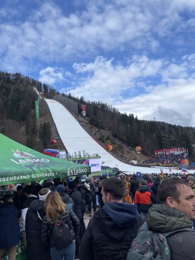 Vsako leto hodim v Planico, vedno hodim od petka do nedelje na tekme, ker mi je enostavno všeč. Nikoli pa tudi ne zamudim tekme preko televizije.Planica je tako čarobna, da vsakič grem z veseljem tja, vedno v družbi z mami.Ona še posebej z veseljem navija za Domna Prevca že takrat ko je začel skakati v A reprezentanci.
