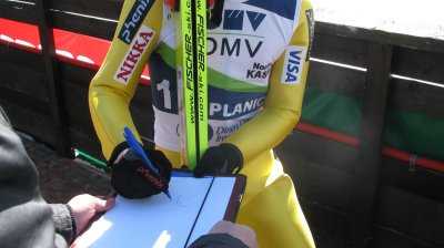 Planica je vedno polna nepozabnih trenutkov. Na tej fotografiji sem ujela spomin, ko sem dobila avtogram legendarnega Noriaki Kasai. Letos pa imam željo, da v Planici ujamem še podpis našega šampijona Domna Prevca.