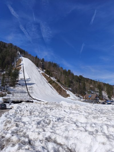 Vedno nepozabno doživetje, ko stojim ob vznožju skakalnice in si predstavljam, da naši skakalci in skakalke letijo iz vrha navzdol. Kapo dol.