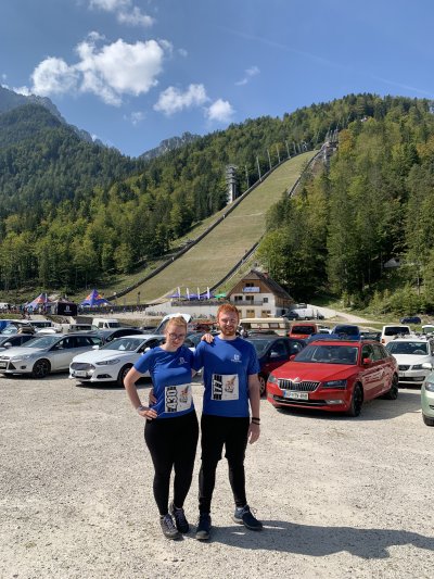 S sestro pred planiško velikanko, tik pred štartom Red Bull 400. Sonce, dobra energija in kar malo treme pred tistim brutalnim klancem