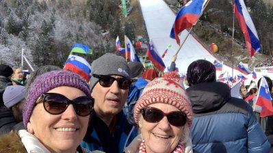 Pred dvema letoma sem svojo skoraj 80-letno mamo prvič peljala v Planico. Njenemu otroškemu navdušenju ni bilo konca!