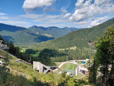 Poletni pohod do vrha skakalnic v Planici.