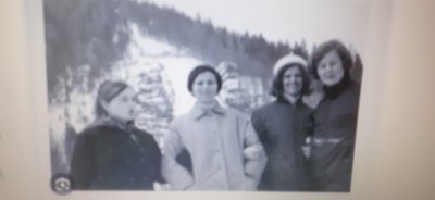 Moji spomini na Planico so že malo pozabljeno. Bili smo na šolskem izletu pred 60 leti. Seveda smo se tega zelo veselili. Saj smo prvić videli pogumne skakalce in navijali za njih. Čeprav mi je v spominu ostalo  čisto nekaj drugega, kako me je zeblo. Bilo je veliko snega in slaba obutev.