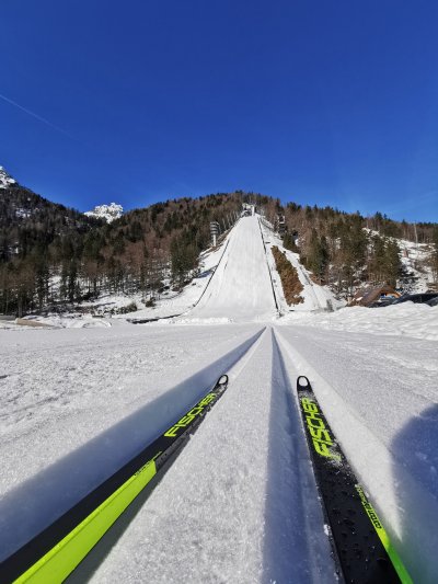 Nepozaben tek na smučeh v Tamar, zaključek v izteku planiške velikanke.