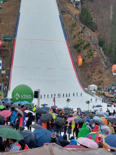 Lansko leto smo s prijatelji prvič odšli v Planico z vlakom. Kljub deževnemu vremenu, smo se imeli super fajn