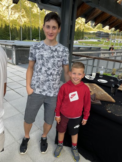 Moj spomin na Planico sega v daljno leto 1998, ko smo z Osnovno šoli šli gledat Primoža Peterko. Evforija je bila na vrhuncu, žal je takrat na treningu Primož padel. A vseeno, potem na koncu zmagal Svetovni pokal. Bilo bi mi v veselje, da tudi moji otroci sedaj to doživijo. 