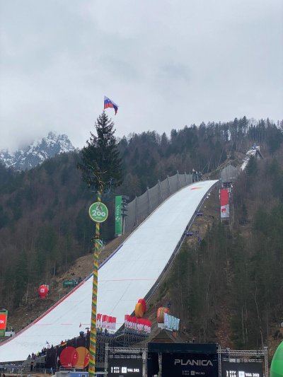 Moj spomin obiska Ponc  je pravi mali romanski pohod. Takole gre.Moj spomin na Planico sega daleč nazaj. Z avtobusom smo se pripeljali v Rateče, potem pa smo šli peš proti Planici. Sneg je bil visok in gazili smo po ozki gazi, ki so jo naredili ljudje pred nami. Bili smo slabo oblečeni, prsti na rokah in nogah so bili skoraj otrpli, a se ni nihče pritoževal.Ko smo prišli v dolino pod Poncami, nas je pričakala nepregledna množica ljudi. Povsod so plapolale zastave, slišala se je harmonika, ljudje so navijali in peli. Planica je bila tista prava snežna kraljica, ki se je ohranila vse do danes. Potem okoli leta 1985-1987 so naši orli poleteli z letalnice.Skakalec je odrinil iz mize, poletel čez hrbet v dolino, množica je ob vsakem skoku utihnila. Vsi smo gledali v nebo in zadrževali dih in potem je množica  zagrmela od navdušenja. Zdelo se je , kot da lahko človek leti skoraj neskončno daleč. Takrat se je med ljudmi govorilo, da bodo nekoč poleti dolgi celo 240 m. Ja dnevi v Planici bodo vedno zapisani, kot nekaj posebnega. Ni samo tekmovanje je slovenski praznik, ki bo vedno zapisan v srcu.