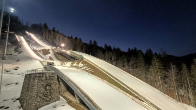 Bil sem super navdušen, ker sem letos lahko spremljal skoke na državnem prvenstvu iz samega sodniškega stolpa...videlo se je izjemno. Priporočam vsakemu da gre enkrat na džavno prvenstvo, res se splača doživeti skoke od blizu