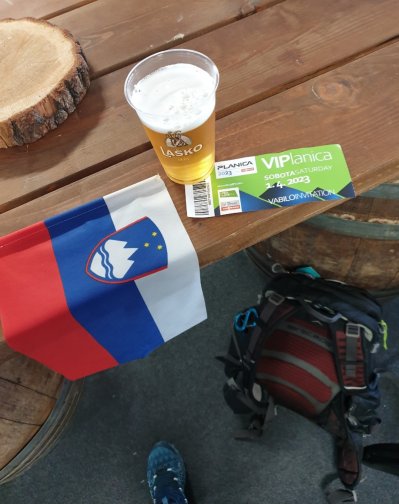 Lepi spomini na vsako tekmo,vedno množice vzdušje, plapolanje zastav, tudi blatni momenti,ko se je še parkiralo dol na travniku v Ratečah...vzdušje nepopisno. Super je v živo spremljati Planico