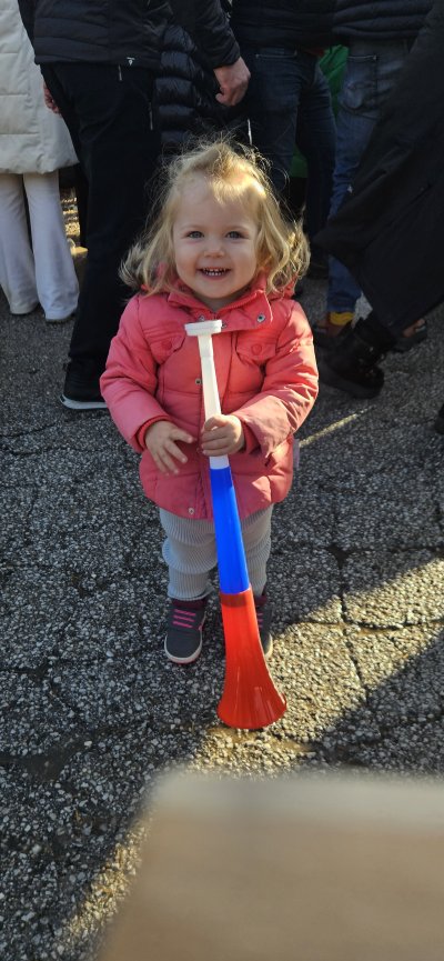 Lansko leto smo si prvič v živo ogledali Planico z otroci (drugače greva vedno sama). Bilo je nepozabno. Hčerki sta noro navijali in se zabavali! Super je bilo!