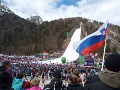 V Planici vedno začutim posebno energijo. Prijateljstvo med ljudmi, ponos Slovenije in glasno navijanje, ki poveže vse v eno veliko družino. Tam se čuti pogum slovenskih skakalcev in iskrena podpora navijačev, zaradi česar je vzdušje res nekaj edinstvenega. 