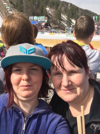 To je moj prvi in edini ter zadnji spomin na Planico, takrat leta 2017 sem šla prvič v Planico v spremstvo hčerke, ki je zadela karte imele sma se super bilo je zelo toplo, sončno in na koncu je še zmagal naš skakalec. Noro sem uživala in bi to rada še kdaj ponovila.