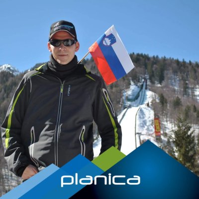 Prvič sem bil v Planica leta 1997 – kot mlad, navdušen skakalec z velikimi sanjami. Skakati sem začel leto prej in že takrat me je prevzel poseben občutek, ko stojiš na vrhu zaletišča in zreš v dolino. Planica zame ni bila samo prizorišče, bila je simbol poguma, vztrajnosti in otroških sanj.Kot fant sem občudoval velikane smučarskih poletov in si predstavljal, da bom nekega dne tudi sam poletel tako daleč. Tisti prvi obisk mi je za vedno ostal v spominu – z očetom sva se prebijala med množico ljudi. Ko se je spustil nov letalec po zaletišču, sem jaz obstal in pogledal njegov polet. Oče je odšel naprej in začel sem ga klicati. Žal sem se izgubil. Prijazni ljudje so me pospremili do glavnega napovedovalca, ki je po ozvočenju povedal, da se je izgubil otrok. Najboljši del tega, da sem se izgubil pa je bil, ko sem čakal na očeta, da pride po mene. Sedel sem zraven največjih legend takratnega svetovnega pokala: Kazuyosi Funaki, Takanobu Okabe, Lasse Ottesen, Roar Ljoekelsoey, Dieter Thoma in jaz. Smejalo se mi je do ušes. Od leta 1997 do 2025 sem izpustil Planico in polete samo enkrat!Planica je kraj, kjer se rojevajo zgodbe. In moja se je začela prav tam. ✨