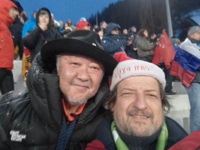 Sam nisem še zamudil dogodka, da bi Slovenski slakalec dvignil globus v Planici. Že navijanje v Planici je dogodek, ki mu težko najdemo primerjavo, gre za Slovenski športni festival, je prizorišče, kjer se odvijajo številne drame, preobrati in izjemni dosežki. Biti del tega, biti del zgodbe, trenutkov, ki jih težko opišemo z besedami je neprecenljivo. Na stezi nad Domom Planica sem srečal predsednika R.Poljske g. Dudo, potem pa na tekmi žensk spoznal veleposlsnika R.Poljske. tistega četrtka, ko je naš športni ambasador Anže Lanišek prejel visoko odlikovanje R.Poljske za Fair play.Že nekaj let v Planico vozim svoje in otroke svojih prijateljev. Tako sem obljubil otrokoma prijateljev, da ju peljem na ogled poletov... V podporo prijatelju Slovenije in Planice Noriakiju Kasaiju sem iz papirja izdelal samurajsko čelado in katano ter naredil zastavo z napisi v Japonščini - Pogrešamo te, Noriaki Kasai - Nsjlepša hvala. Potem, ko so to videli Japonski navijači so nas povabili na srečanje z Noriakijem, ki se je z otroci fotografiral in jim podpisoval avtograme. Za letos pripravljam za petkovo tekmo  v podporo Noriakiju kompleten samurajski oklep.Tako sta otroka prijateljev prvič videla tekmo v Planici v živo in prejela avtograme, se fotografirala z g. Kasaijem in domov odnesla kup prijetnih spominov, še zlasti, ker je bilo tekmovanje izjemen uspeh tudi za naše junake.Zame je navijanje v Planici vsakoletni vrhunec leta, v Planici nismo gledalci, temveč smo tam vselej zbrani najbolj goreči navijači. Da smo navijaško na pravi poti pa priča tudi dogodek iz Predazza iz14.2.2026, ko je k meni pristopil g.Kobayashi (oče Junshira in Ryoyuja Kobayashi) in mi čestital za izjemno navijanje in zmago našega DOMNA. S Poljaki smo se objemali in v polomljeni panslovanščini ugotavljali, kako smo si podobni in blizu  Na Kulmu so se Avstrijci pogovarjali med sabo - Glej, Planica prihaja, ko so videli našo povorko na prizorišče. V Bischofshofnu so nas le začudeno in zaprepadeno gledali, ko je iz naših grl gromoglasno  donela Zdravljica. Navijači smo srce in pljuča, kri športa, v mojem svetu so to, kar predstavljajo naši skakalci in skakalke izjemne vrednote, ki jih postavim na visok podstavek.  Za to podpiram naše junake in se udeležujem njih tekem, zato navijam, kar mi grlo da in jim poskušam pomagati, da dosežejo svoje sposobnosti in presežejo vse dotedanje mejnike. Kaj se lahko navijaču pripeti lepšega, kot, da dobi vpogled v zakulisje dogodkov v Planici. Na mojo pobudo in prošnjo, bo zelo goreča navijačica dobila možnost si ogledati to v Planici. Planica je maternica smučarskih poletov, dolina slavnih dosežkov in silnih uspehov človeka, tega neznatnega bitja v boju z naravnimi zakoni, njegovo kljubovanje fizikalnim predpisom in  preseganja mejnikov. Planica predstavlja vse, kar je v športu pomembnega, trud, moč, pogum, drznost in seveda Človek v vsej tej svoji izjemnosti, to bitje, ki je šport zasnovalo kot manifestacijo fair playa. Čemu šport, čemu fair play, čemu Planica??? V mojem svetu je to enostavno vse, kar je...Nekaj lokalnih vinarjev sem pozval, da v znak spoštovanja naše reprezentance in podporne ekipe prispevajo kako steklenico svojih vin in v Petek 27.3.2026 bo to predano g. Petru Slatmarju v Planici, da razdeli članom svoje ekipe in skakalcem. V ponos mi je, da lahko spremljam izjemne uspehe skakalcev, ponosen, da lahko živim v eri družine Prevc, družine, ki premika meje mogočega. Letošnja Planica bo zagotovo izjemno bučna in nabita s čustvi, saj bosta sorojenca prejela velika globusa, kar se še ni zgodilo. Ko več tisočglava množica odpoje Zdravljico v čast našim junakom, je digodek tako vznemirljiv, da enostavno pozabiš na vse drugo in si neiznerno vesel, da si lahko del tega pogona, da si navijal za vse junake Planice.Vem, precej sem napisal, a najti odgovor na to vprašanje je preveč zahtevno, da bi ga vsakdo razumel brez dodatnega pojasnila.Preden vse skupaj strnem v odgovor na vprašanje:Katerega dogodka iz Planice  se najraje spomnim? Tu je odgovor naposked zaradi vsega napisanega zelo preprost- PLANICEPlanica, Planica, snežena kraljica ...