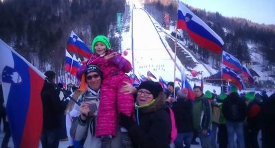 Leta 2016, hčerka je bila stara 6 let, ze od majhnega je spremljala skoke. Tisto leto je Peter Prevc osvojil veliki in mali globus. Spodobi se, da gremo zvesti najvijaci v Planico. Hcerka se je naucila zdravljico in komaj cakala, da bo prisel dan, ko bo ponosno zapela. In res. Pride nedelja, zgodaj smo se odpravili od doma, da dobimo dober polozaj ob skakalnici. Najprej kvalifikacije, potem prva serija, druga serija. Mislim, da je takrat se celo Pero zmagal. Torej trikrat Zdravljica. In malo pred podelitvijo.... hcerka zaspi ????????????. Prespala je 2 zdravljici (kljib vsemu vzdusju, ragljam, petju), ona je spala. Za tretjo Zdravljico smo jo potem zbudili in je seveda ponosno odpela, tako kot ponosno spremlja in poje tudi letos, vsem nasim špornikom na čast ????