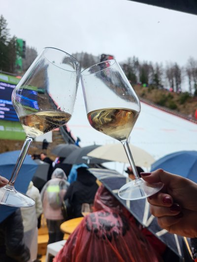 Lansko leto sem prvic izkusila Mastercard Lounge. Zdelo se mi je, da blizje skakalcem ne morem biti. Odlicna hrana, pijaca in druzba....pa se svetovni rekord ....zelo si zelim to ponoviti ????????. Drugace pa ze leta hodimo redno v Planico in si ogledano vse tekme- od cetrtkovih kvalifikacij do nedeljske tekme. Zapravljamo pa seveda veselo z Mastercardom. Lp Sabina