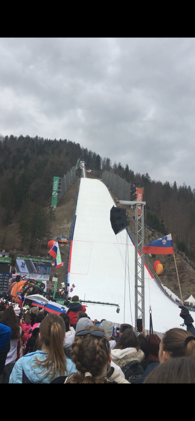 Moj najlepši spomin na Planico je bil, ko smo šli tja s šolo. Že vožnja z avtobusom je bila polna smeha in pričakovanja, ker smo vsi prvič skupaj doživljali tako velik športni dogodek. Ko smo prišli pod velikanko, sem bila res navdušena nad vzdušjem, množica ljudi, zastave, glasba in tisti poseben občutek, ko čakaš na skok.Najbolj mi je ostal v spominu trenutek, ko je eden izmed skakalcev poletel čez letalnico in je cela množica začela navijati. Takrat sem prvič zares začutila, kako posebna je Planica in kako poveže ljudi, ki skupaj navijajo in uživajo v športu.Na koncu dneva smo se vračali domov malo utrujeni, ampak z veliko smeha in lepimi spomini. Planica mi je takrat ostala v spominu kot kraj neverjetnega vzdušja in skupnih trenutkov, ki jih ne pozabiš.